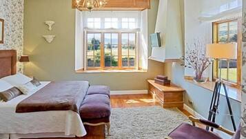 Desk, blackout curtains, cots/infant beds, free WiFi