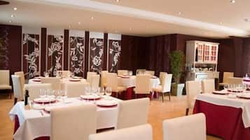S'hi serveixen esmorzars, dinars, sopars i plats de cuina local