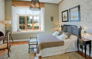 Escritorio, cortinas blackout, cunas y wifi gratis 