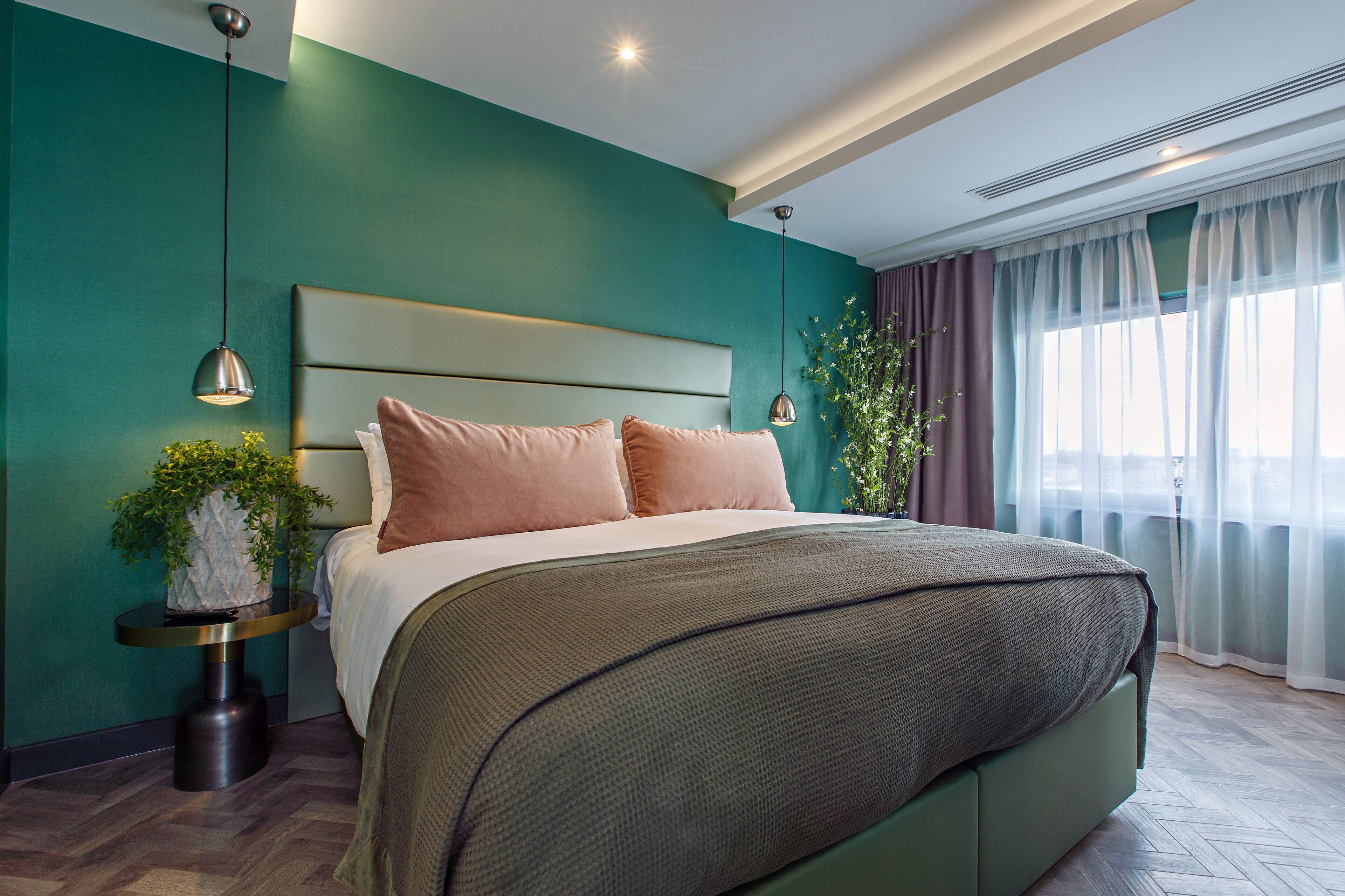 Pengeskab på værelset, individuel indretning, skrivebord, lydisolering