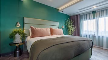 Pengeskab på værelset, individuel indretning, skrivebord, lydisolering