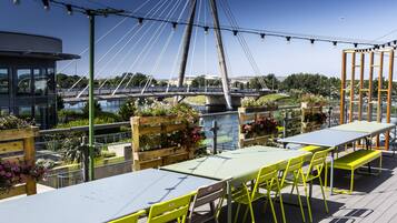 Dinner served, British cuisine, al fresco dining