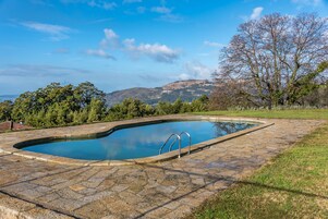 Una piscina al aire libre de temporada