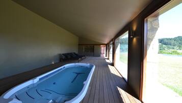 Kauden mukainen ulkouima-allas