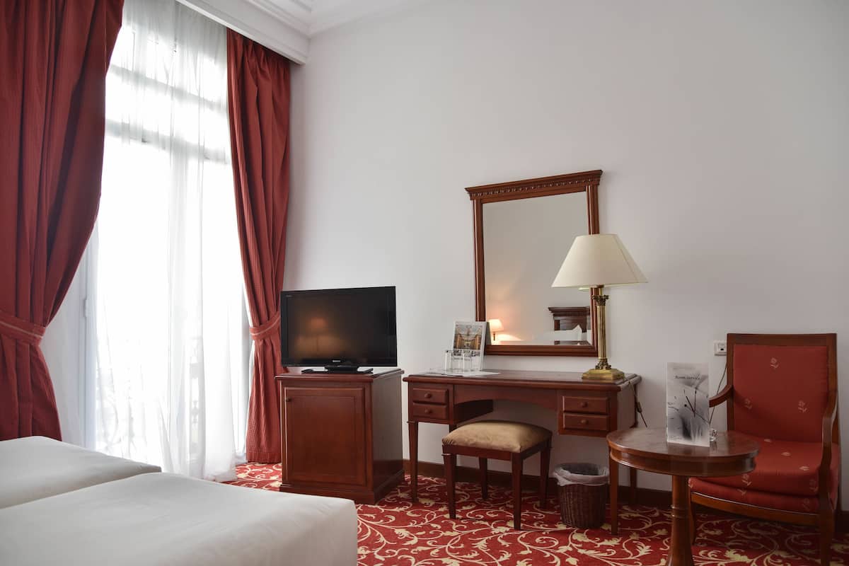 Habitación superior con 1 cama doble o 2 individuales | Ropa de cama de alta calidad, minibar, caja fuerte y escritorio