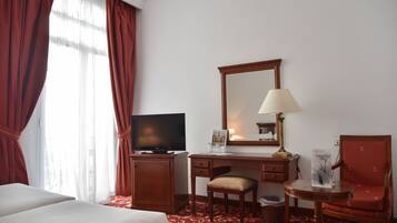 Habitación superior con 1 cama matrimonial o 2 individuales | Ropa de cama de alta calidad y minibar