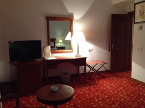 高級  寝具、ミニバー、セーフティボックス (室内)、デスク