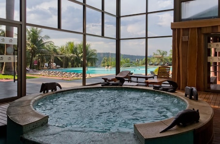 Una piscina techada, una piscina al aire libre