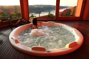 Un sauna, una bañera de hidromasaje, tratamientos corporales