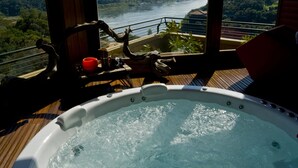 Sauna, hot tub, perawatan tubuh, hidroterapi, dan body scrub