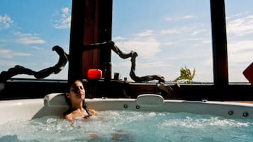 Un sauna, una bañera de hidromasaje, tratamientos corporales