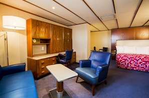 Quarto executivo, 1 cama King | Edredons de pluma, cofres nos quartos, escrivaninha