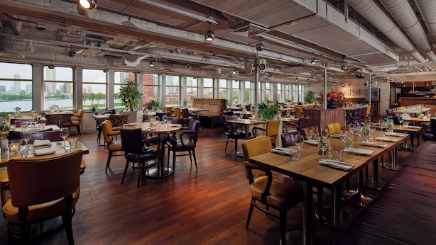 2 restaurants servant le petit déjeuner, le déjeuner et le dîner