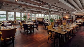 2 restaurants; breakfast, lunch, and dinner served