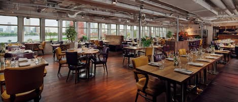 2 restaurants; breakfast, lunch and dinner served