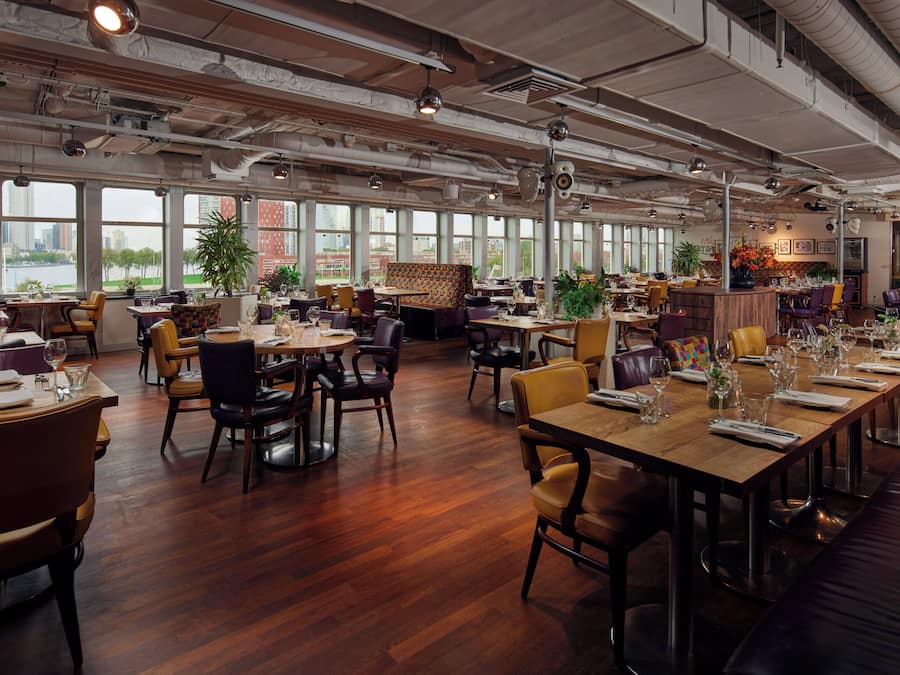 2 restaurants; breakfast, lunch and dinner served