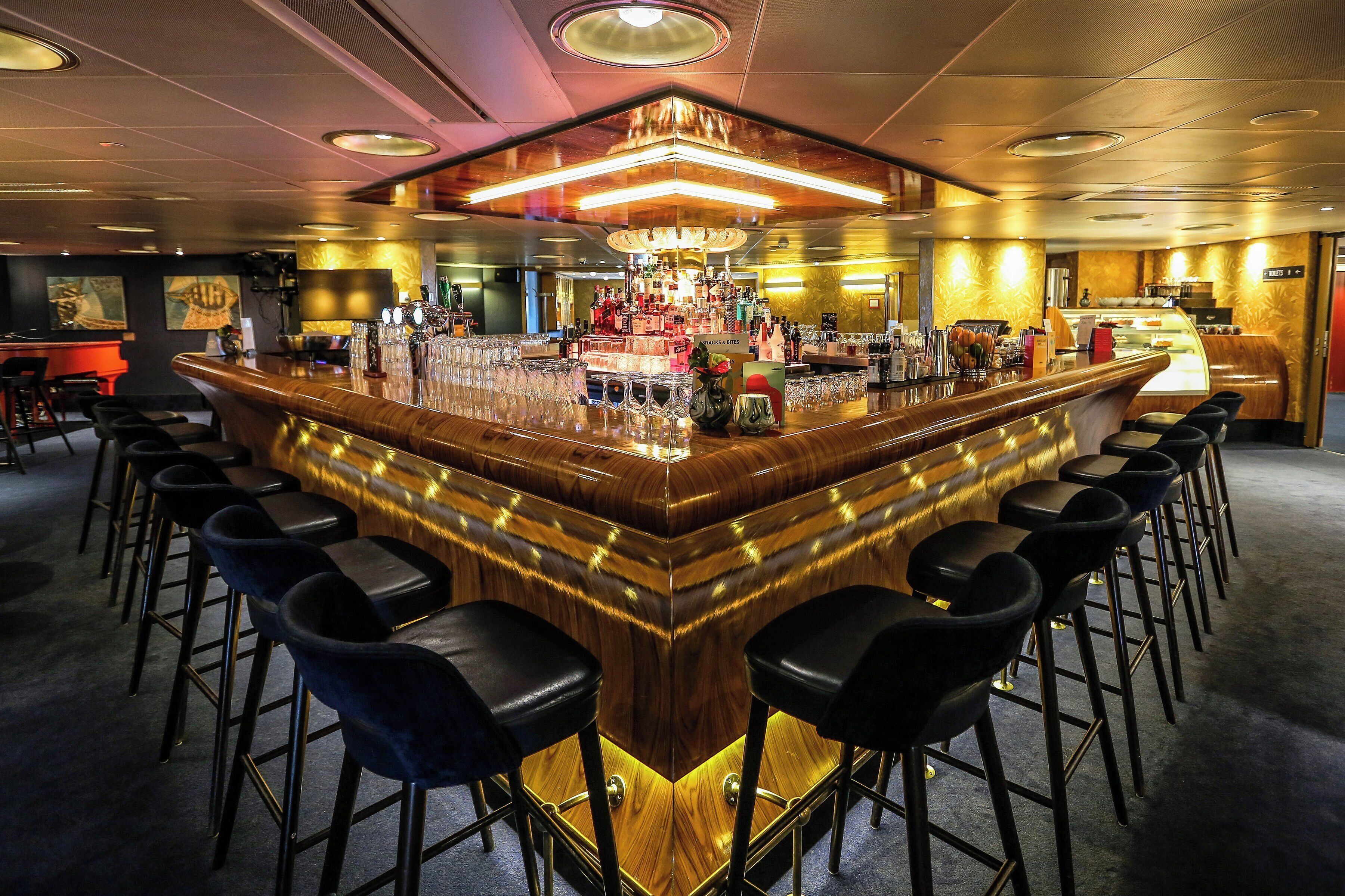 2 bares o lounges, bar de vinos 