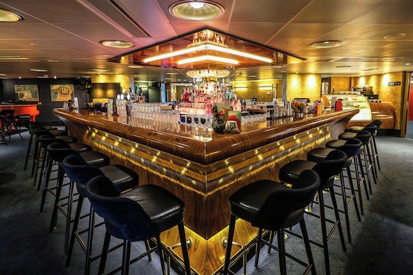 2 bar/ruang istirahat, bar wain