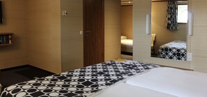 Down comforters, in-room safe, desk, iron/ironing board - ss Rotterdam Hotel & Restaurants (Rotterdam)