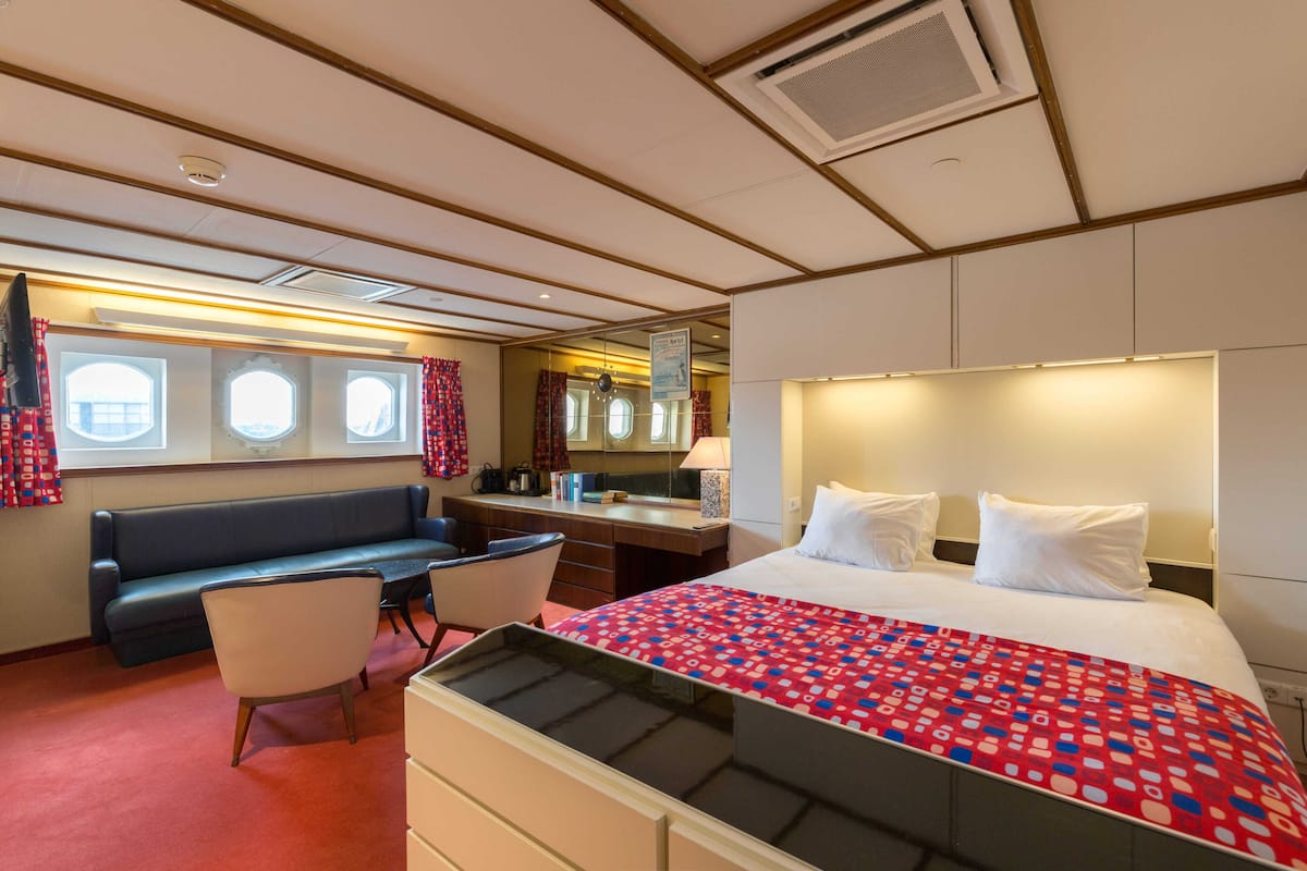 羽毛の掛け布団、セーフティボックス (室内)、デスク、アイロ  ン / アイロン台