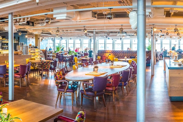 2 restaurants, serveren ontbijt
