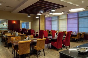 Petit déjeuner, déjeuner et dîner servis sur place