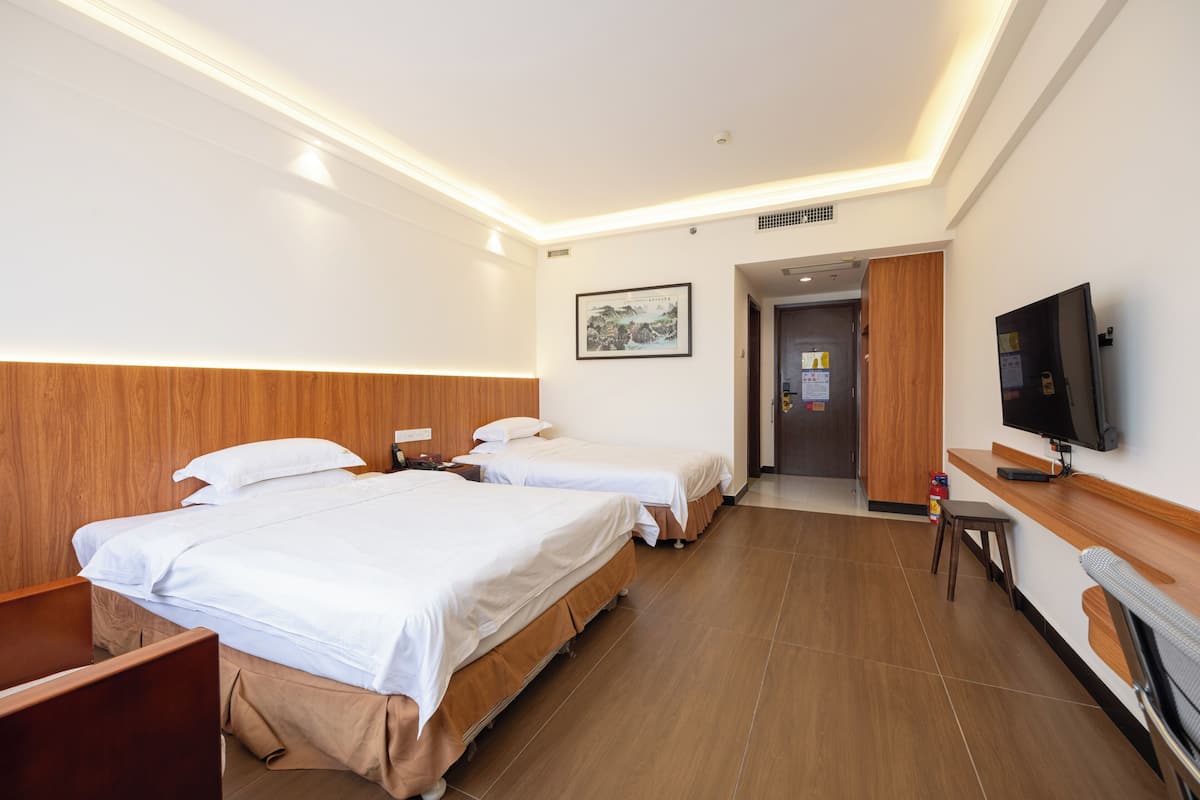 Superior Business Twin Room | Bathroom | Combined shower/tub, hair dryer, slippers, towels
