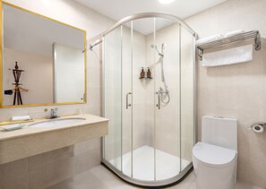 Quarto solteiro standard, sem janelas | Banheiro | Chuveiro/banheira combinados, secador de cabelo, chinelos