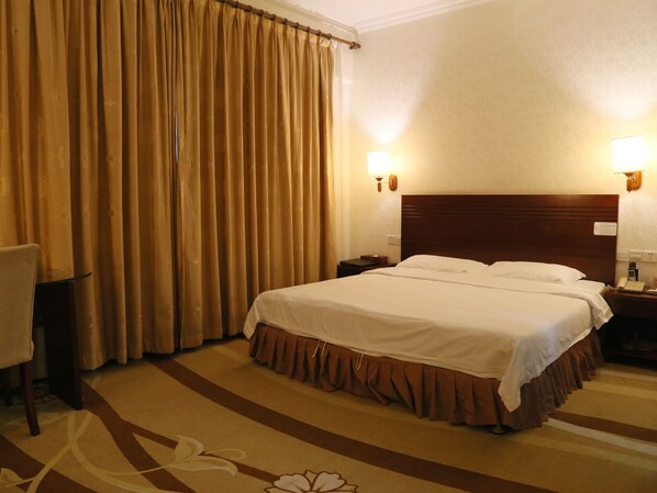 高级商务大床房 | 迷你吧、隔音、折叠床/加床(额外收费)、免费 WiFi