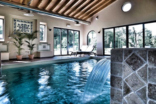 Piscina coperta, piscina all'aperto, lettini