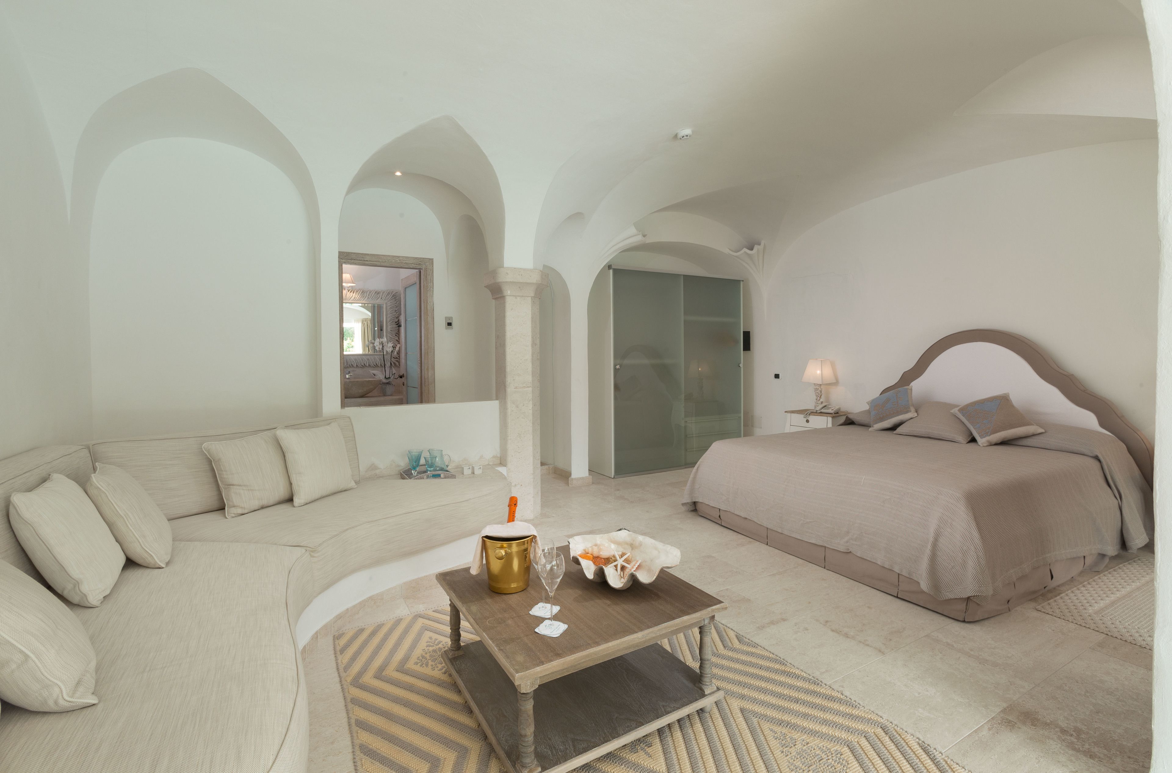 studio suite, 1 queen bed, pool view | minibar, in-room safe, desk, cots/infant beds