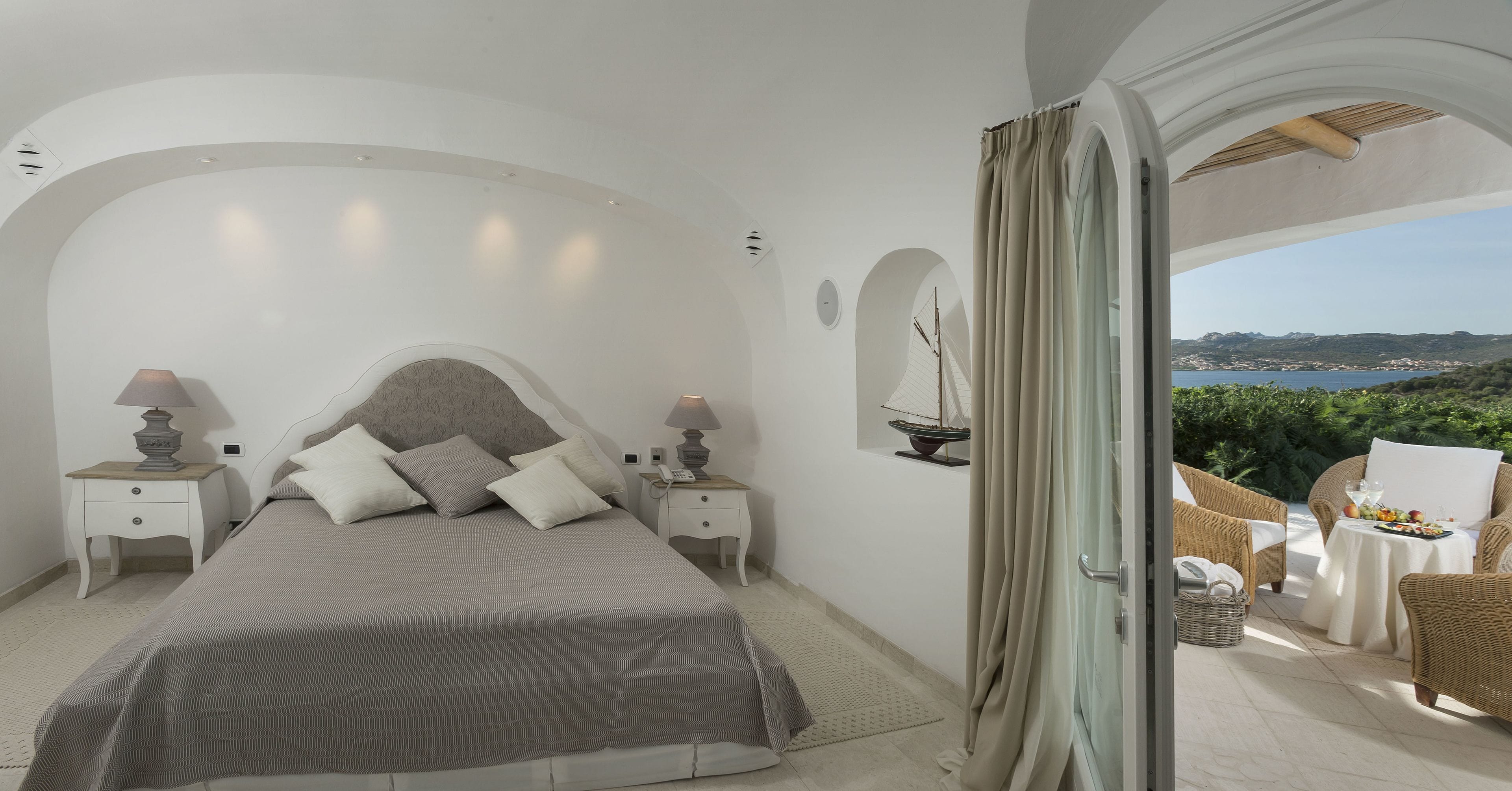romantic studio suite, 1 bedroom, hot tub, sea view | minibar, in-room safe, desk, cots/infant beds