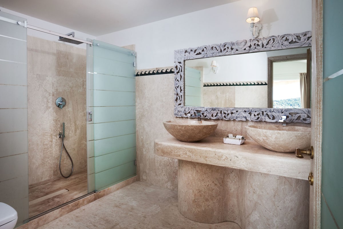 romantic studio suite, 1 bedroom, hot tub, sea view | bathroom | free toiletries, hair dryer, bidet, towels