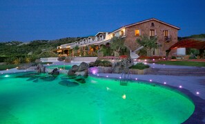 A large house with a swimming pool and a well-maintained garden. - Hotel Pulicinu (Arzachena)
