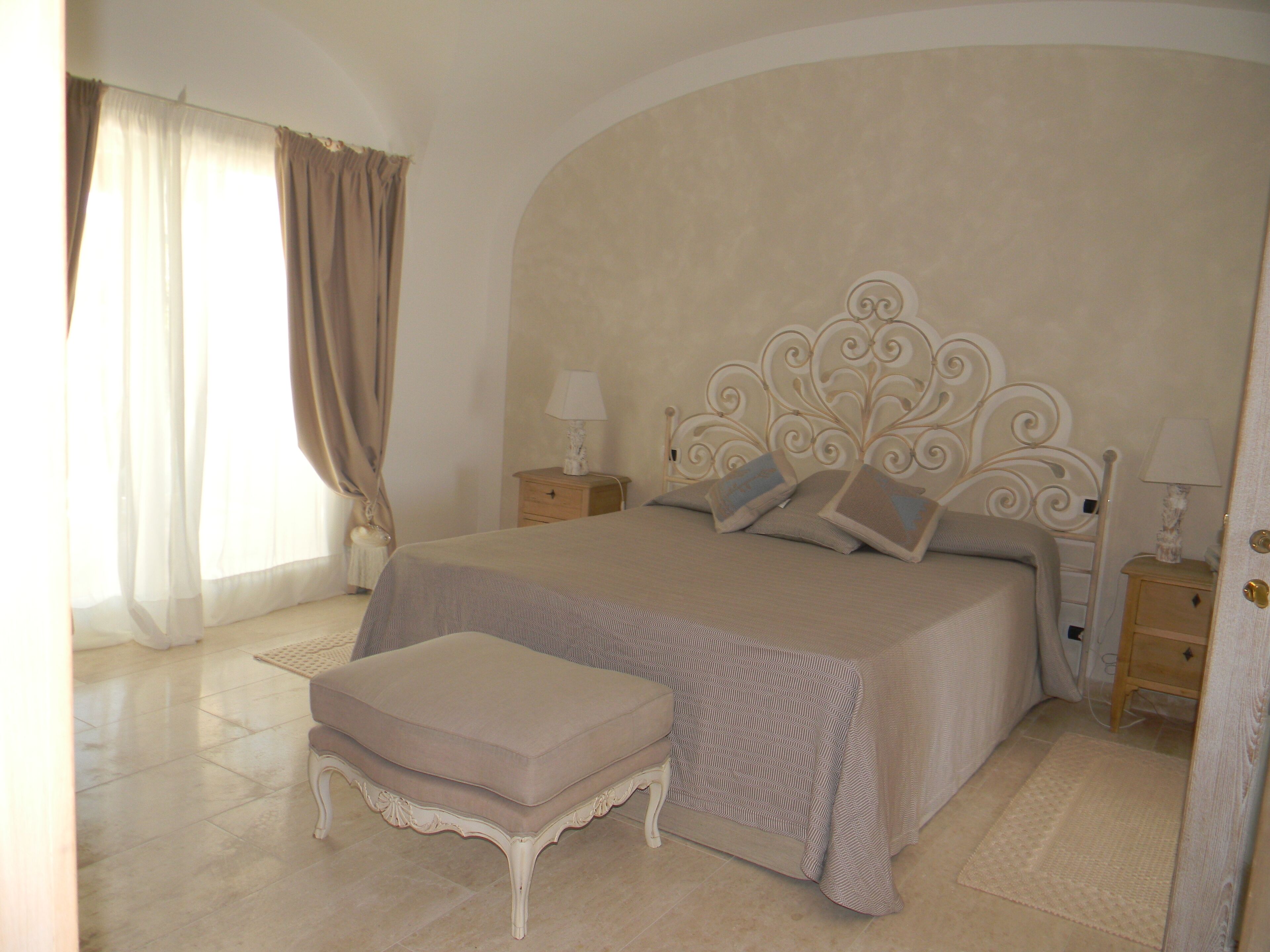 deluxe double room, 1 queen bed, pool view, poolside | minibar, in-room safe, desk, cots/infant beds