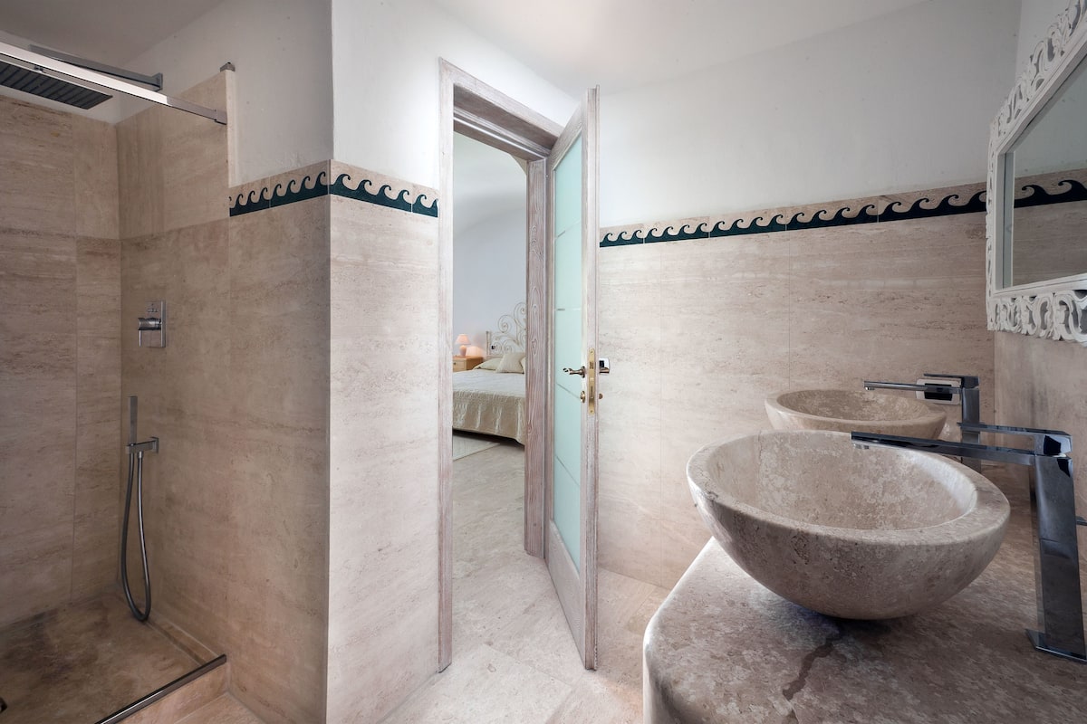 royal suite, private pool, sea view | bathroom | free toiletries, hair dryer, bidet, towels