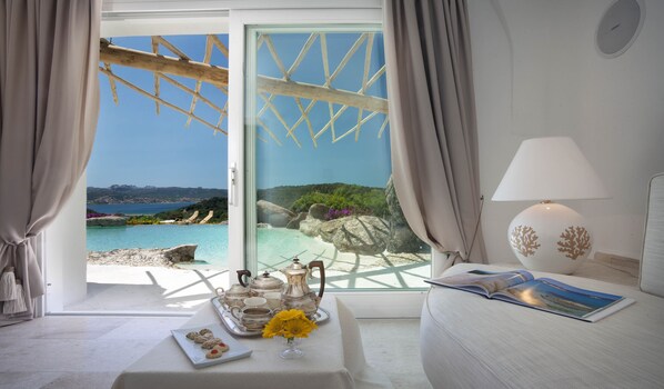 Minibar, in-room safe, desk, cots/infant beds - Hotel Pulicinu (Arzachena)