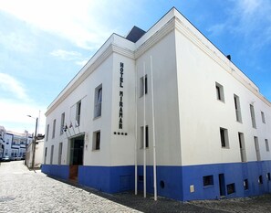 A white and blue building with the sign "HOTEL MIRAMAR" and five stars. - Miramar Hotel & Spa (Nazaré)