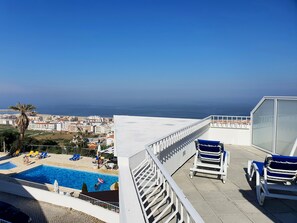 A rooftop pool with clear views of the ocean and cityscape. - Miramar Hotel & Spa (Nazaré)