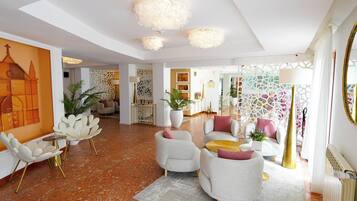 Uma sala de estar ampla com móveis modernos, uma pintura grande e iluminação decorativa.