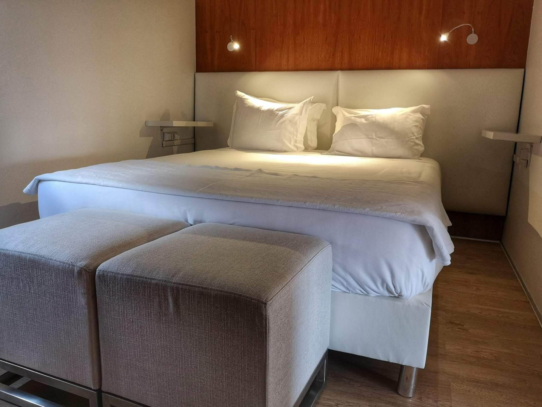 1 bilik tidur, peti besi dalam bilik, meja, ruang kerja komputer riba 