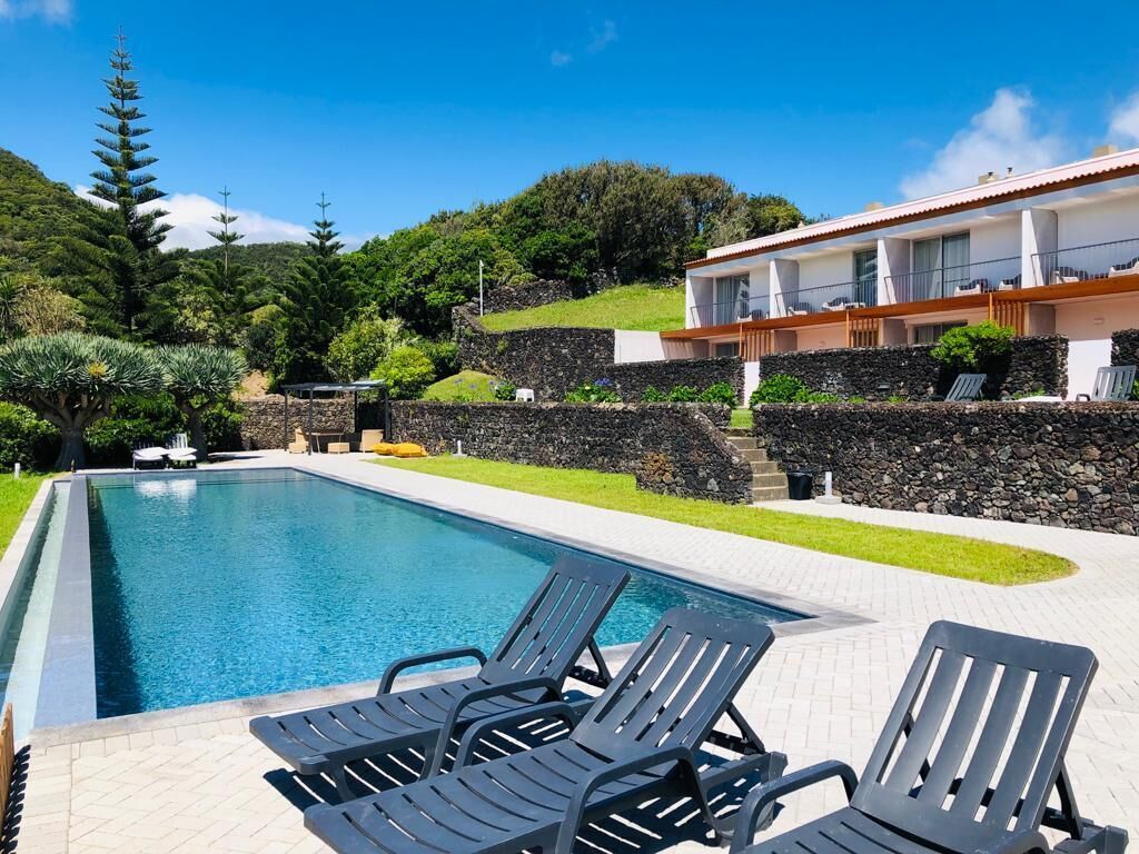 Alberca al aire libre y camastros 