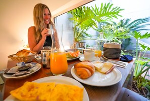 Se ofrece un desayuno bufé (12 EUR por persona)