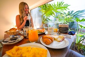 Café da manhã com buffet todos os dias (EUR 12 por pessoa) 