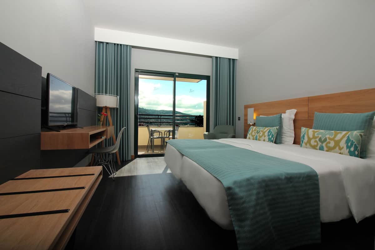 Minibar, escritorio, cortinas blackout y camas extra