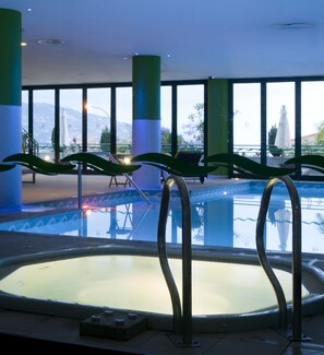 Kolam renang indoor dan kolam renang outdoor, dengan payung kolam renang
