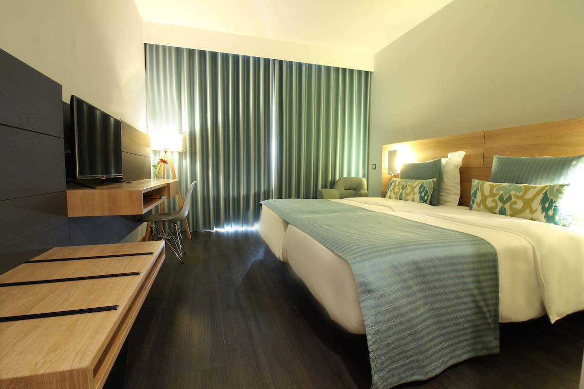 Minibar, escritorio, cortinas blackout y camas extra