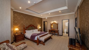 Suite presidencial | Ropa de cama de alta calidad, minibar, caja fuerte y escritorio