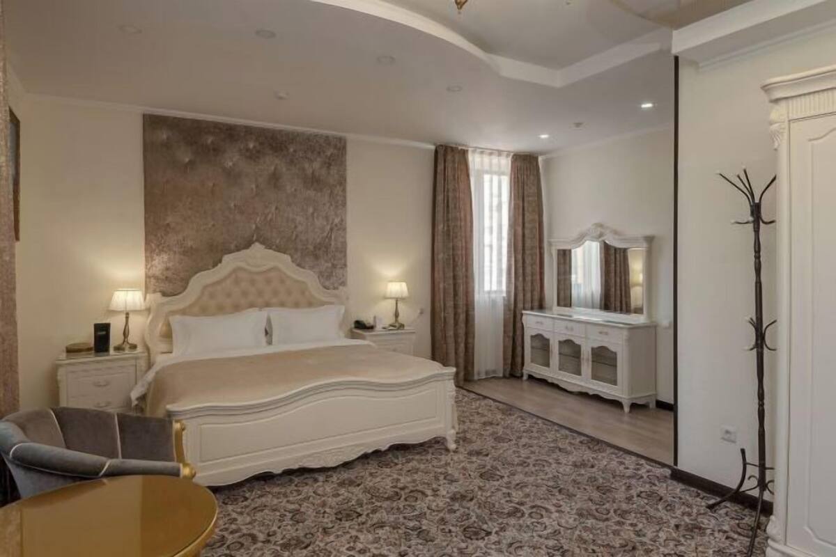 أغطية فراش متميزة وميني بار وخزنة داخل الغرفة ومكتب