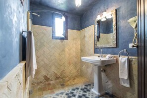 Superior tweepersoonskamer | Badkamer | Een bad/douchecombinatie, een bubbelbad, een regendouche
